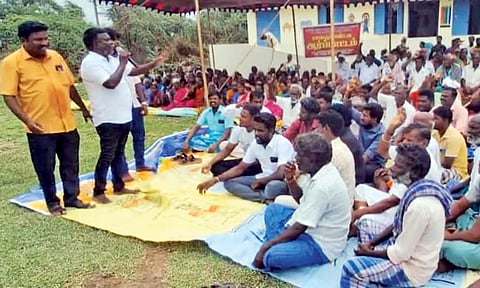 The residents of Valathur Panchayat staging a protest 