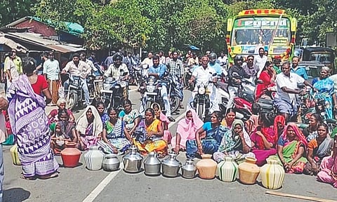 Thanjavur residents block road for potable water