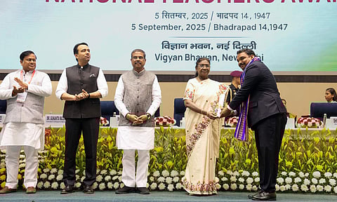President Droupadi Murmu presents an award during the National Teachers Awards 2025 ceremony, at Vigyan Bhawan, in New Delhi (PTI)
