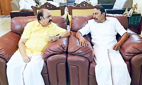 Erstwhile party colleague V Pugazhendhi expressing support to Sengottaiyan at the latter’s Erode residence on Saturday