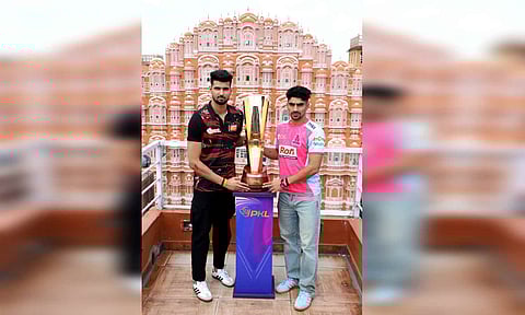 Bengaluru Bulls skipper Yogesh Dahiya with Jaipur Pink Panthers skipper Nitin Rawal 