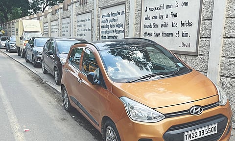 Chennai Citizen Connect: Illegal parking eats into pavement along Tank Bund Road