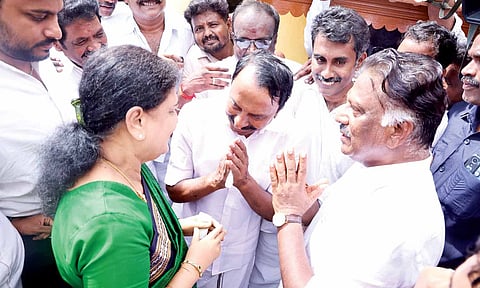 AIADMK rebel leader Sengottaiyan greeting expelled leader Sasikala along with Panneerselvam in Pasumpon on Thursday