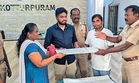 Chennai: Private firm employee returns jewellery worth Rs 7 lakh found outside his house
