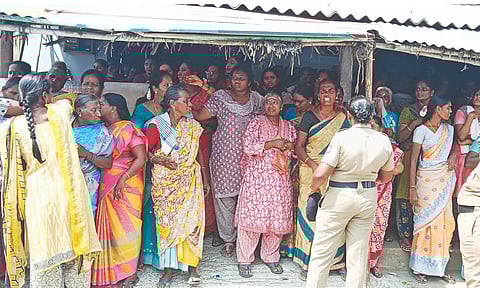 HR&CE Assistant Commissioner Ramani Kanthan and other officials, along with Radhakrishnan, went to the spot and attempted to seal two shops owned by one Chandra Sekar and soon, more than 100 residents assembled in front of the shop and argued with the officials.