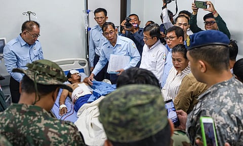 Injured man, visited by members of the ASEAN’s observer team (AOT) in a border in Banteay Meanchey province, Cambodia (Photo: AP)