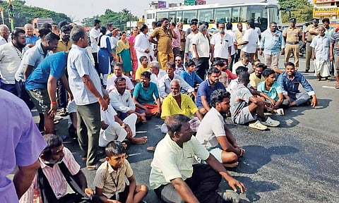 Residents block Tiruchy-Chennai bypass pressing the demand 