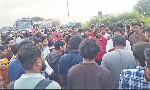 Irate passengers arguing with omnibus operators over cutting off Kerala-bound services at border town Walayar in Palakkad (file)