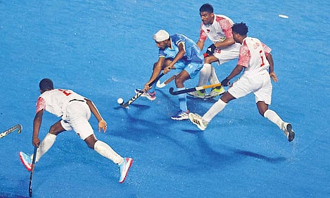 Arshdeep Singh speeds past Oman defenders to link up the play during the match (Photo: Manivasagan)
