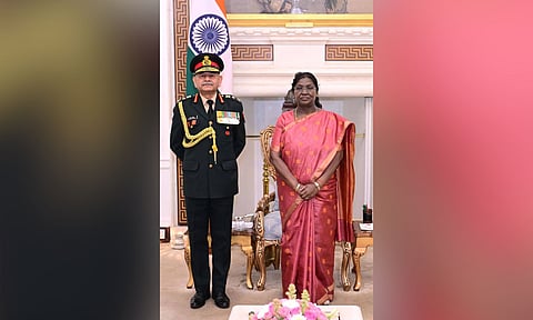Chief of the Army Staff, General Upendra Dwivedi, and President Droupadi Murmu at Rashtrapati Bhavan (x/@rashtrapatibhvn) 
