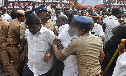 AIADMK workers injured in stampede-like situation (Photo/ Hemanathan Muthusamy)