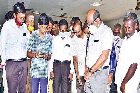 Tiruchy Collector S Sivarasu watching a demo at a Science Exhibition on Thursday