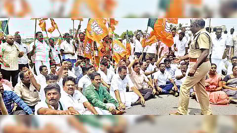 Police holding talks with agitating BJP members in Karur on Tuesday.
