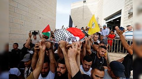 Protestors taking the corpse of the slain Palestinian.