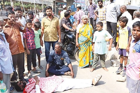Ex-councilor blocks traffic over Gandhi statue removal in Vellore