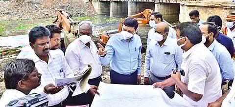 Additional Chief Secretary Sandeep Saxena inspecting the desilting works in Tiruchy on Tuesday