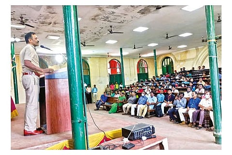 Triplicane DC Pakalavan speaks to Presidency College students