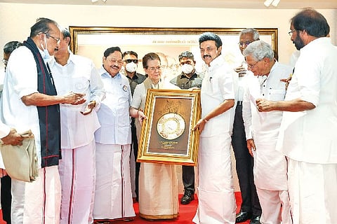 Sonia Gandhi with CM Stalin during the inauguration of DMK?s office Anna-Kalaignar Arivalayam
