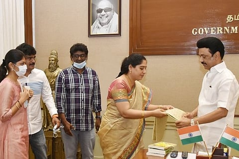 Actor Vivek's wife Arulselvi met Stalin along with her kids and Cell Murugan at the Chennai General Secretariat today.