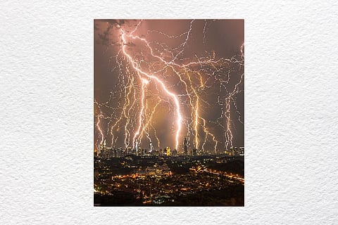 The image was captured during the thunderstorm