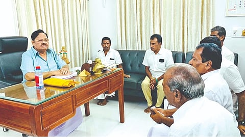 Farmers raising the issue with Water Resources Minister Duraimurugan