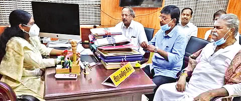 Hindu outfit members submitting petition to Mayiladuthurai Collector on Monday