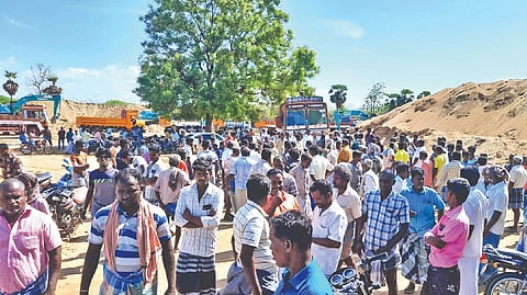 People besiege sand quarry in Thanjavur on Saturday
