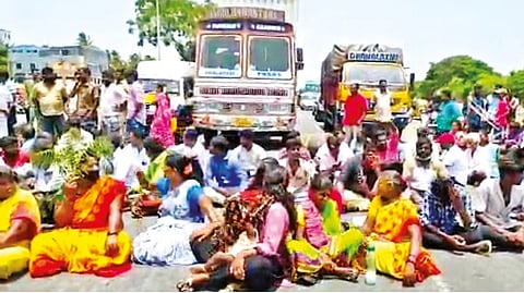 Villagers blocked GST Road near Maraimalai Nagar