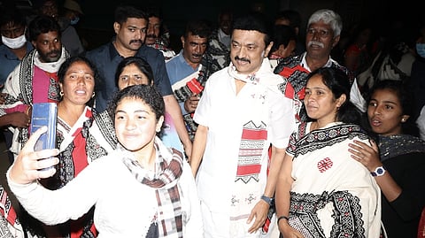 People taking selfie with Stalin in Nilgiris