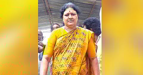Sasikala at Madurai Meenakshi temple