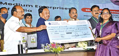 Union Minister for MSMEs Narayan Rane and MoS Bhanu Pratap Singh Verma presenting awards to coir industry units in Coimbatore on Thursday
