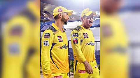 Devon Conway with MS Dhoni