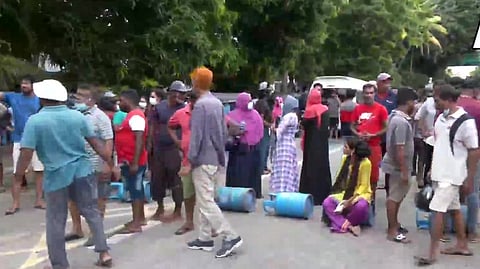 People blocked the road and surrounded the police station in Sri Lanka