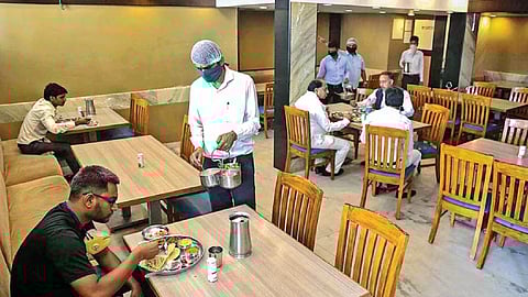 Assn says nothing illegal about restaurants levying service charge