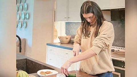 Kendall's weird cucumber cutting technique has netizens in splits