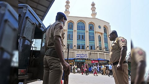 Loudspeakers row: MNS Pune unit to play Hanuman Chalisa in front of police stations