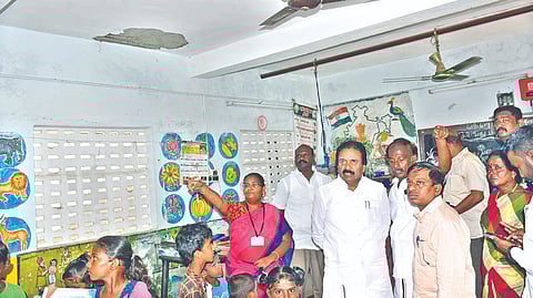 Mayor Mu Anbalagan inspecting an anganwadi in Tiruchy