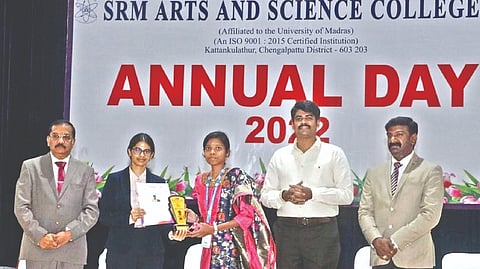 G Suguna Singh, Superintendent of Police, Chengalpattu, presents prize to a student of SRM Arts and Science college