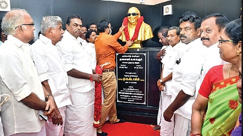 Nagapattinam Collector Arun Thamburai garlanding
statue of late CM M Karunanidhi at his ancestral house
in Thirukkuvalai on Friday.