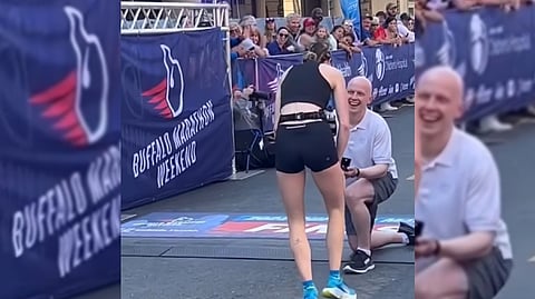 Man proposes to girlfriend at finish line of marathon