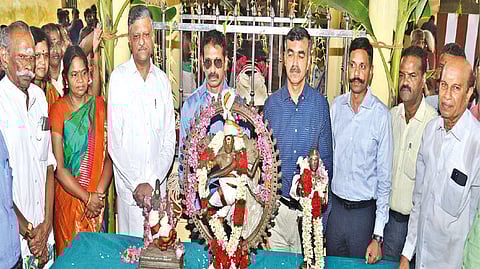 The idols garlanded and worshipped at Kumbakonam on Thursday before being handed over to respective temple administrations