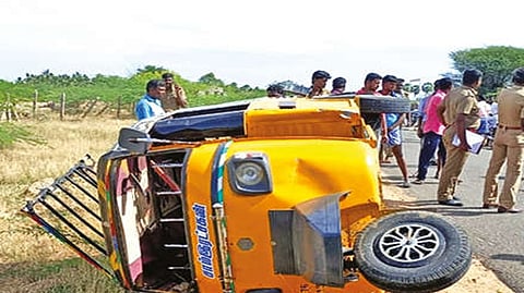 auto-rickshaw skids at Anavaradhanallur near Srivaikuntam