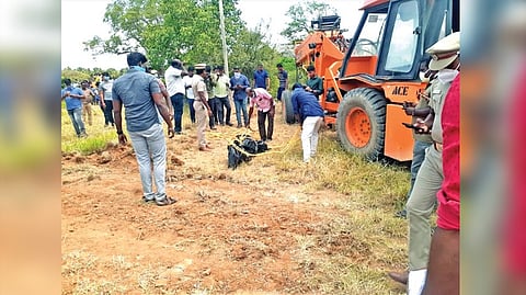 Police recovering the body from a dry well in Tirupur on Wednesday.