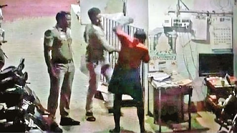The CCTV image of the constable attacking the parking lot employee in Kumbakonam on Thursday night
