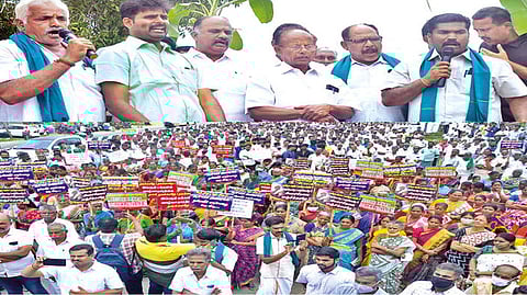 Farmers protesting move to take water from Aliyar for Oddanchatram in Coimbatore