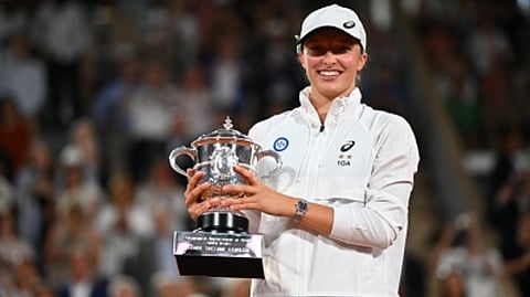 World No 1 Iga Swiatek with French Open trophy
