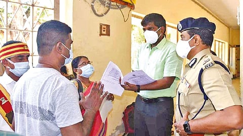 Tiruchy Collector meets 16 Lankans set free from Special Camp prison