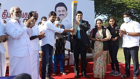 Udhayanidhi stalin handing over the torch to Viswanathan Anand