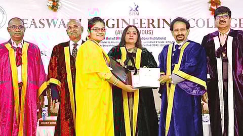 Dr Mamta Rani Agarwal, Advisor I, AICTE, New Delhi and Dr R Shivakumar, Chairman, SRM Group of Institutions, Ramapuram and Tiruchy presenting the degrees to students of Easwari Engineering College