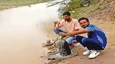 Video of youth pouring beer on Shivling shared falsely
